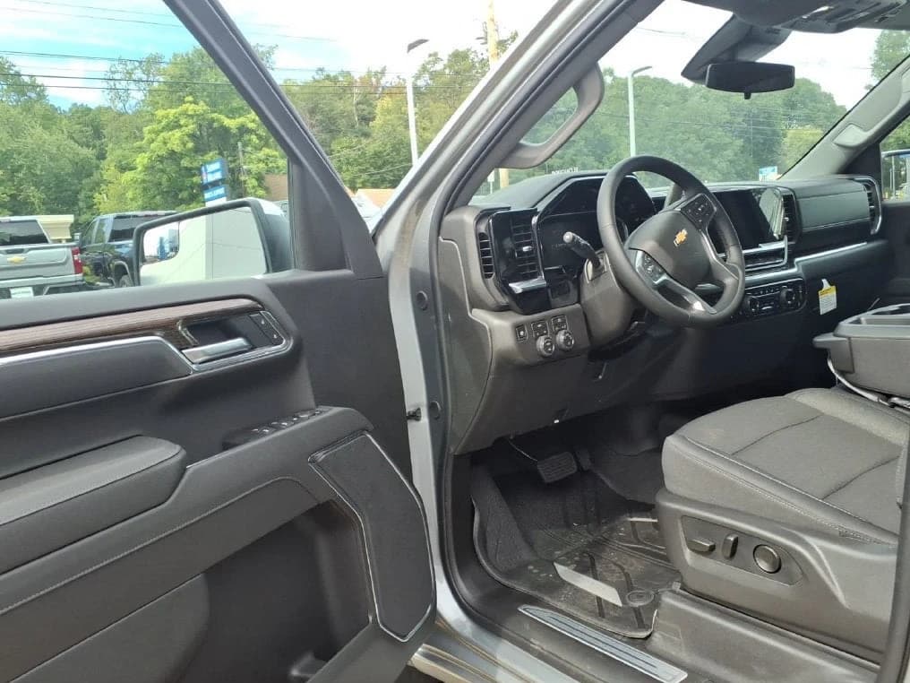 Chevrolet Silverado 1500 LT 4WD Crew Cab 147" 2026 — side view