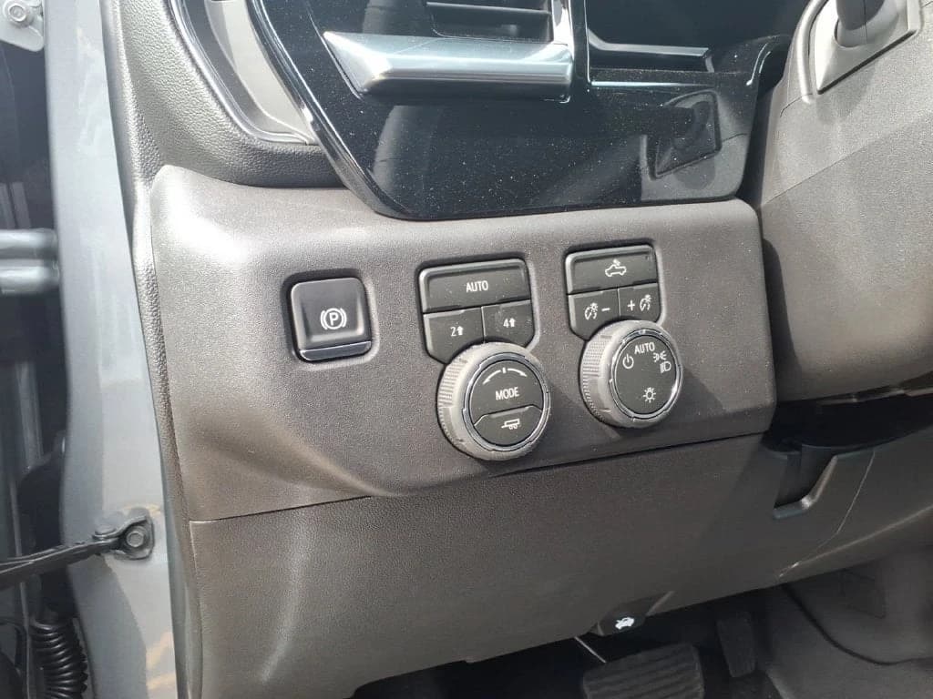 Chevrolet Silverado 1500 LT 4WD Crew Cab 147" 2026 — side view
