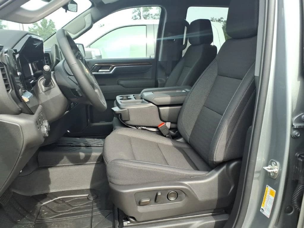 Chevrolet Silverado 1500 LT 4WD Crew Cab 147" 2026 — side view