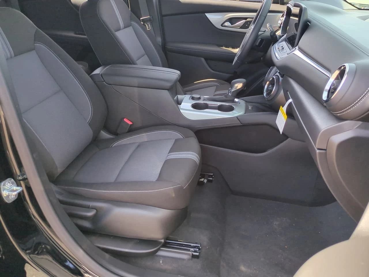 Chevrolet Blazer LT FWD 4dr 2026 — side view