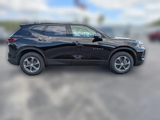 Chevrolet Blazer LT FWD 4dr 2026 — side view