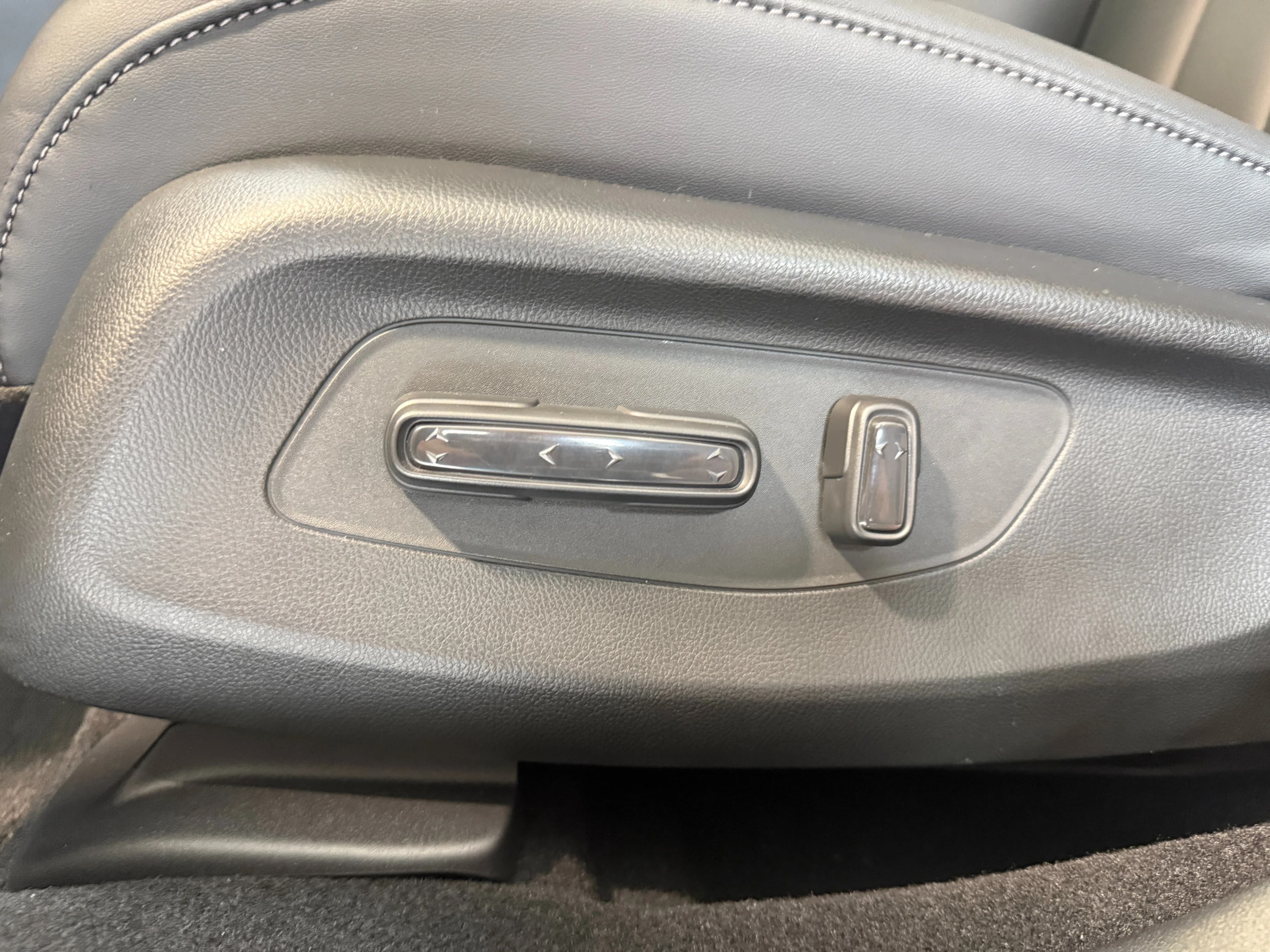 Acura ADX Base AWD 2026 — side view