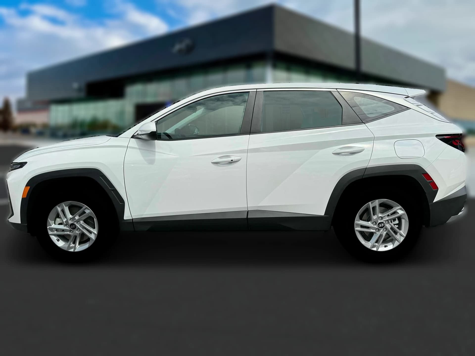 Hyundai Tucson SE FWD 2025 — side view