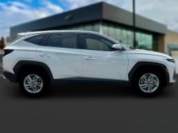 Hyundai Tucson SE FWD 2025 — side view
