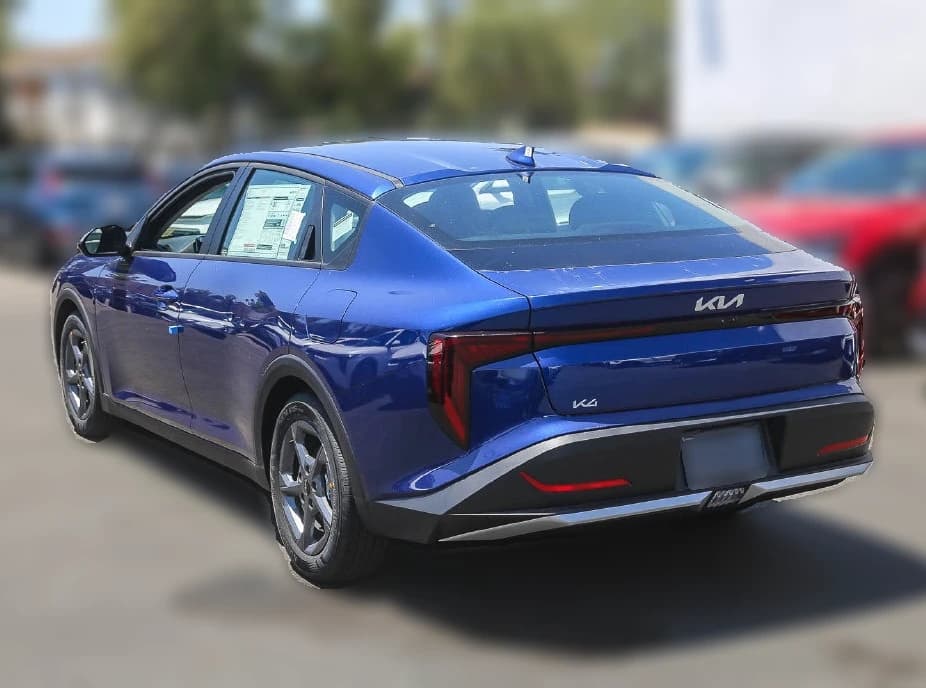 Kia K4 LXS Sedan 2026 — side view