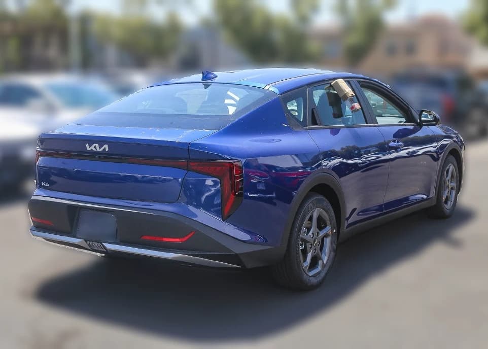 Kia K4 LXS Sedan 2026 — side view