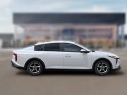 Kia K4 LXS Sedan 2026 — side view
