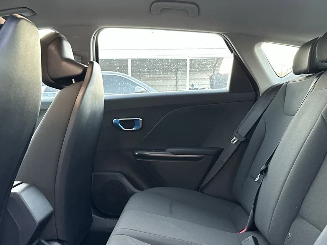 Kia K4 LXS Sedan 2026 — side view