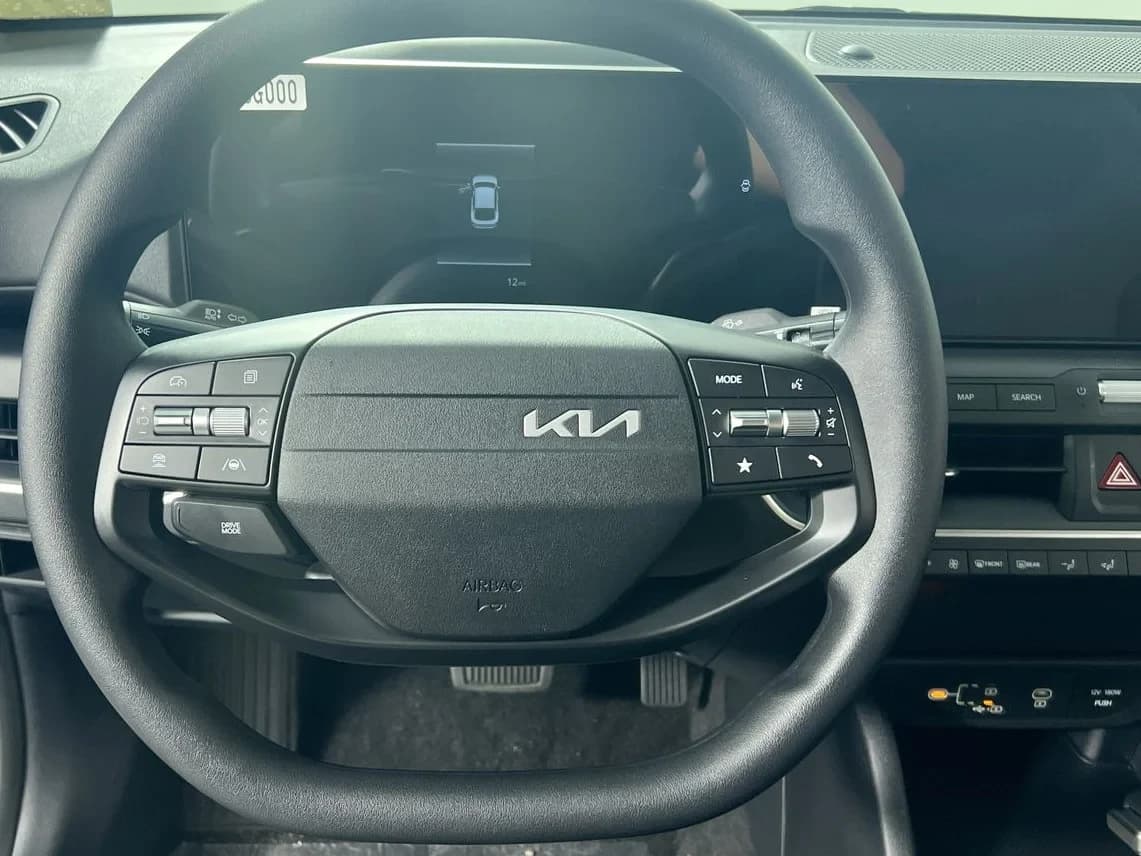 Kia K4 LXS Sedan 2026 — side view