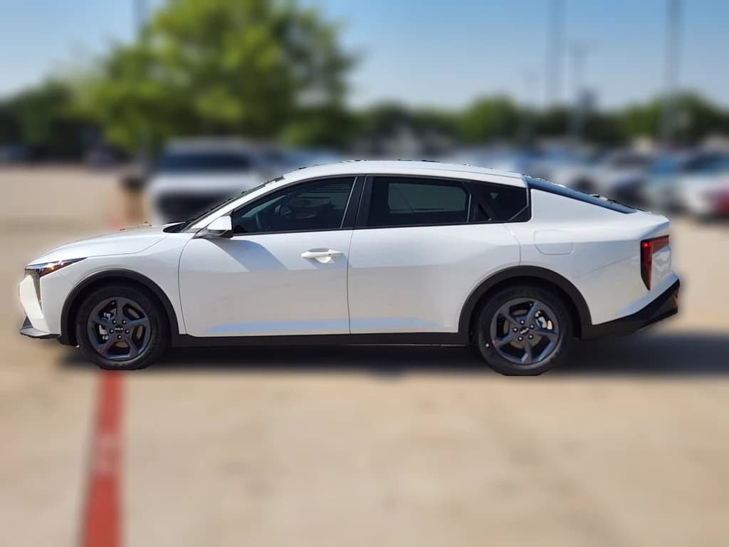Kia K4 LXS Sedan 2026 — side view