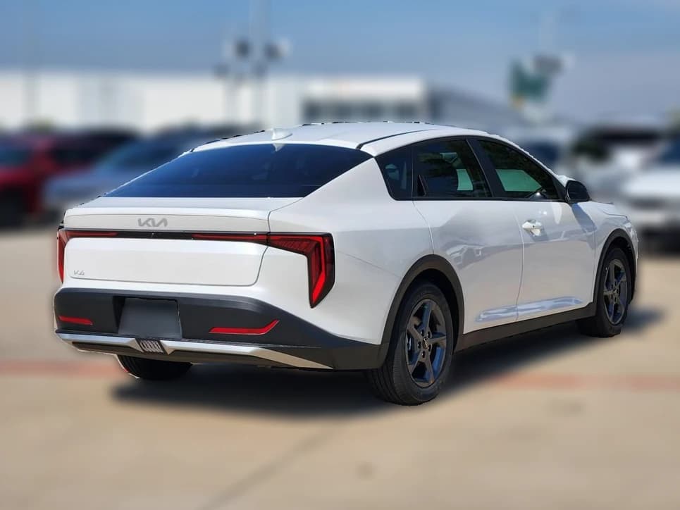 Kia K4 LXS Sedan 2026 — side view