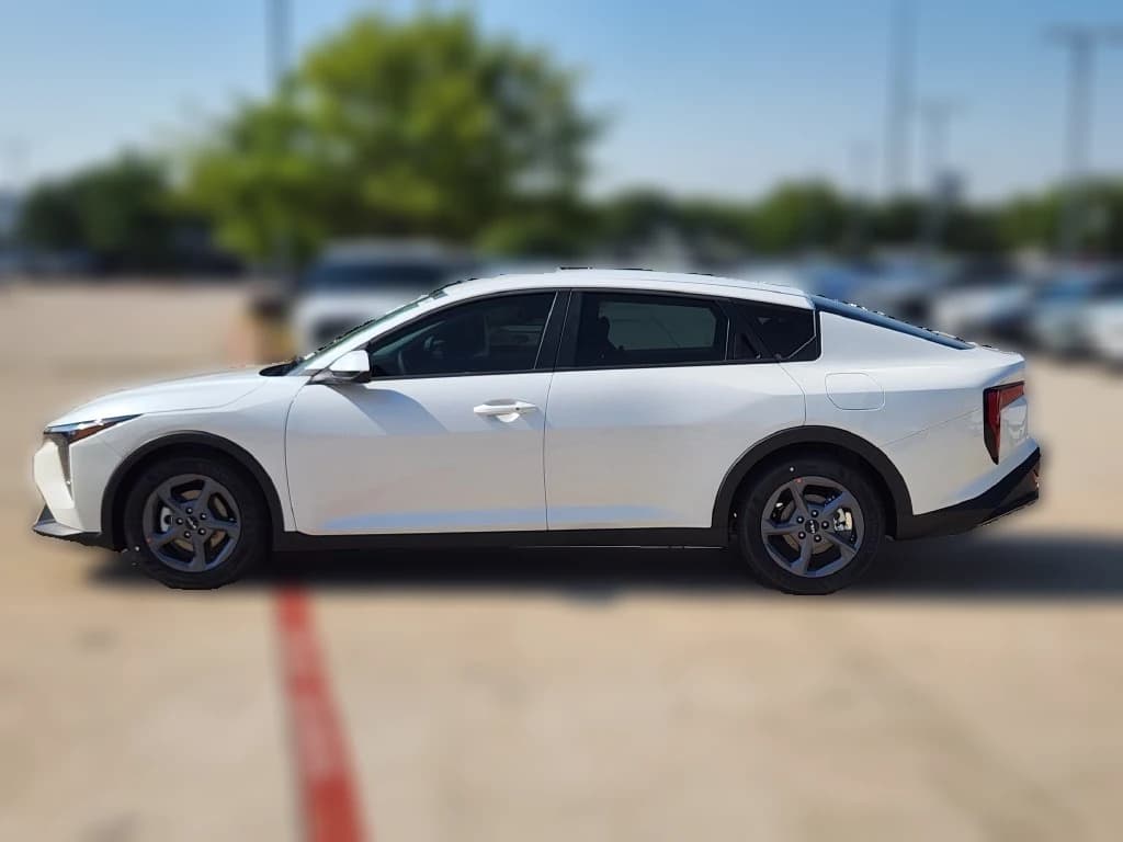 Kia K4 LXS Sedan 2026 — side view