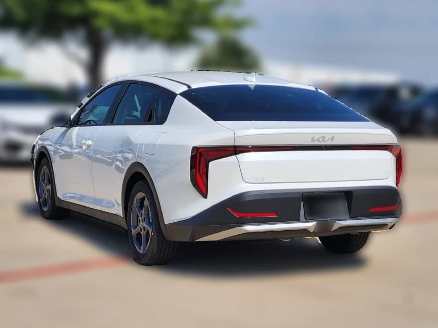 Kia K4 LXS Sedan 2026 — side view