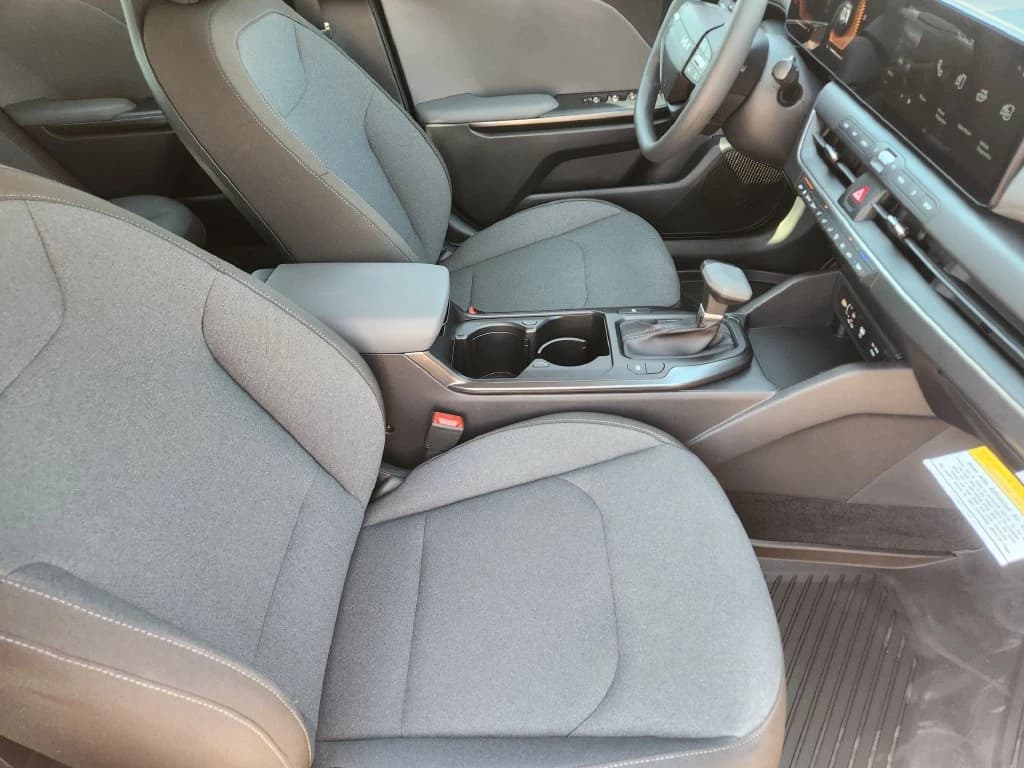 Kia K4 LXS Sedan 2026 — side view