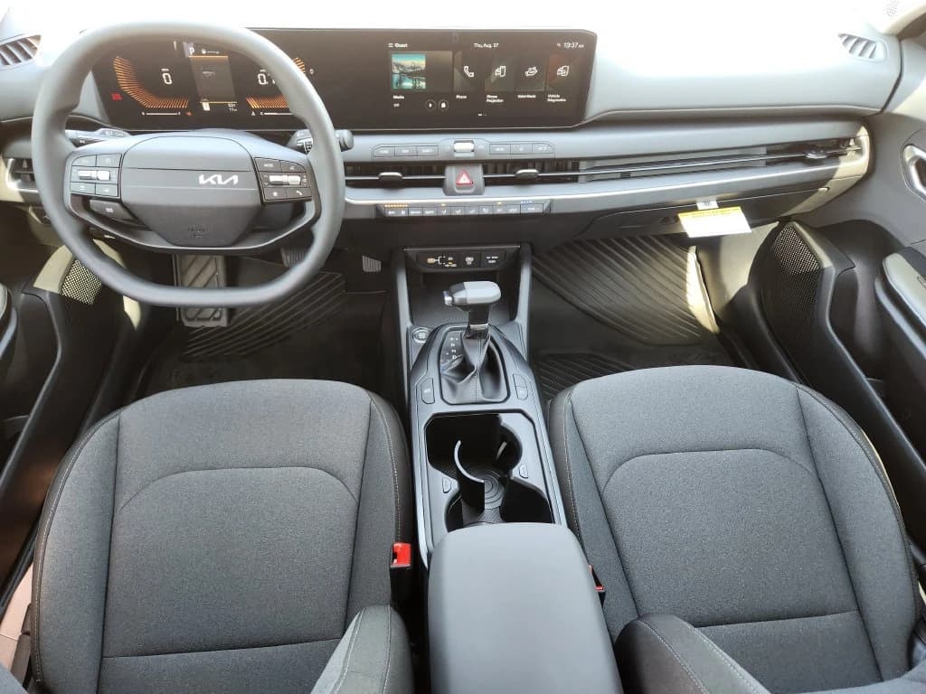 Kia K4 LXS Sedan 2026 — side view