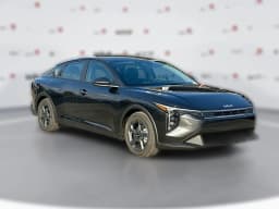 Kia K4 LXS Sedan 2026 — side view