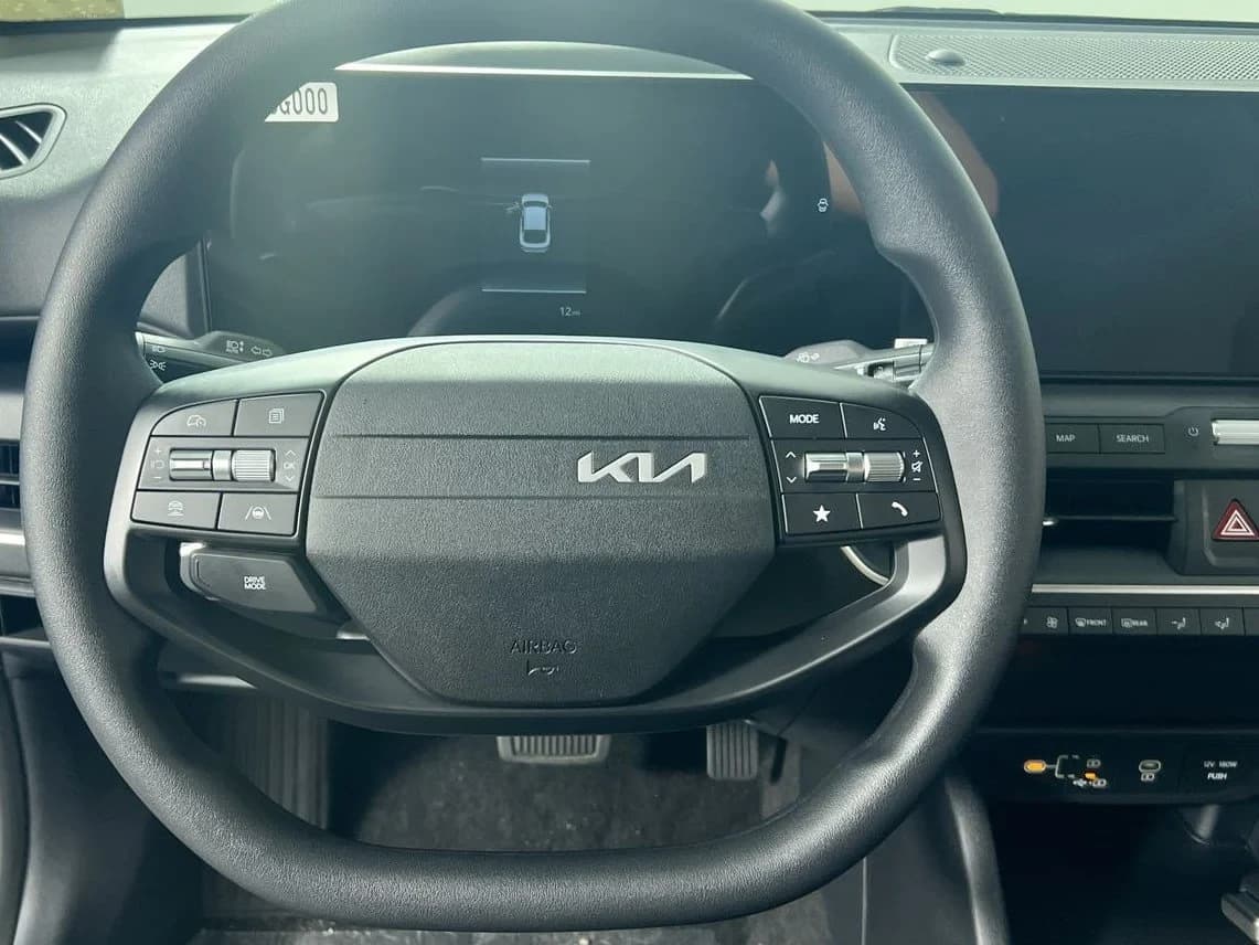 Kia K4 LXS Sedan 2026 — side view