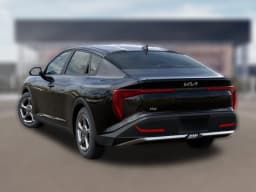 Kia K4 LXS Sedan 2026 — side view