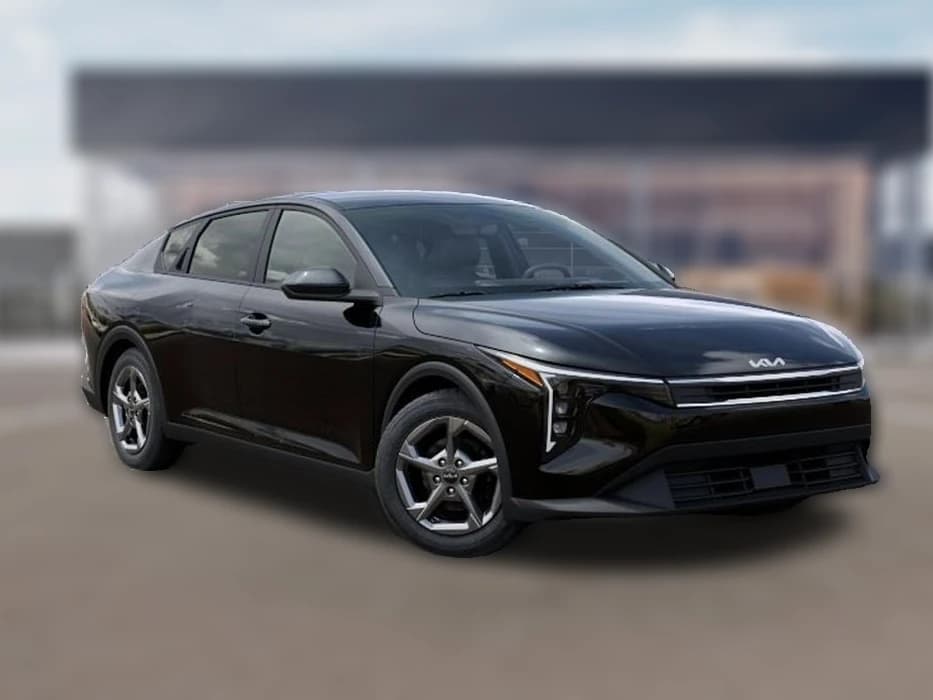 Kia K4 LXS Sedan 2026 — side view