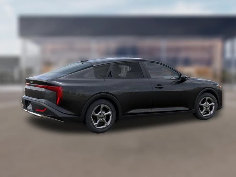 Kia K4 LXS Sedan 2026 — side view