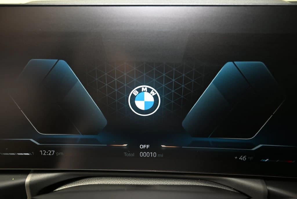 BMW 3 Series 330i NA xDrive Sedan 2026 — side view