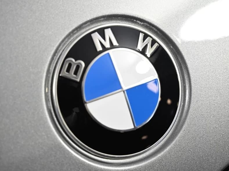 BMW 3 Series 330i NA xDrive Sedan 2026 — side view