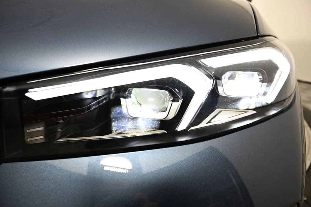 BMW 3 Series 330i NA xDrive Sedan 2026 — side view