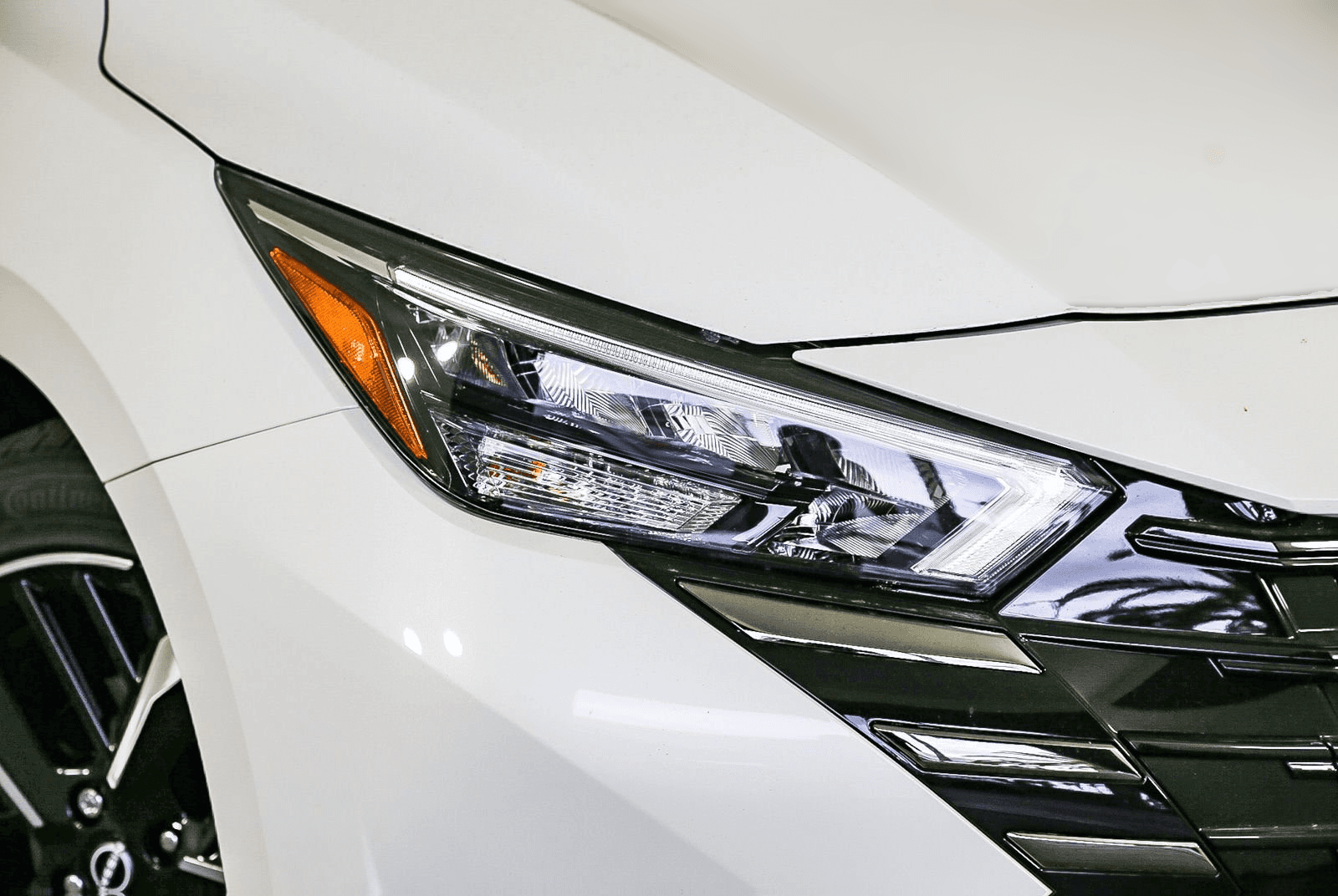 Nissan Versa SR CVT 2025 — side view