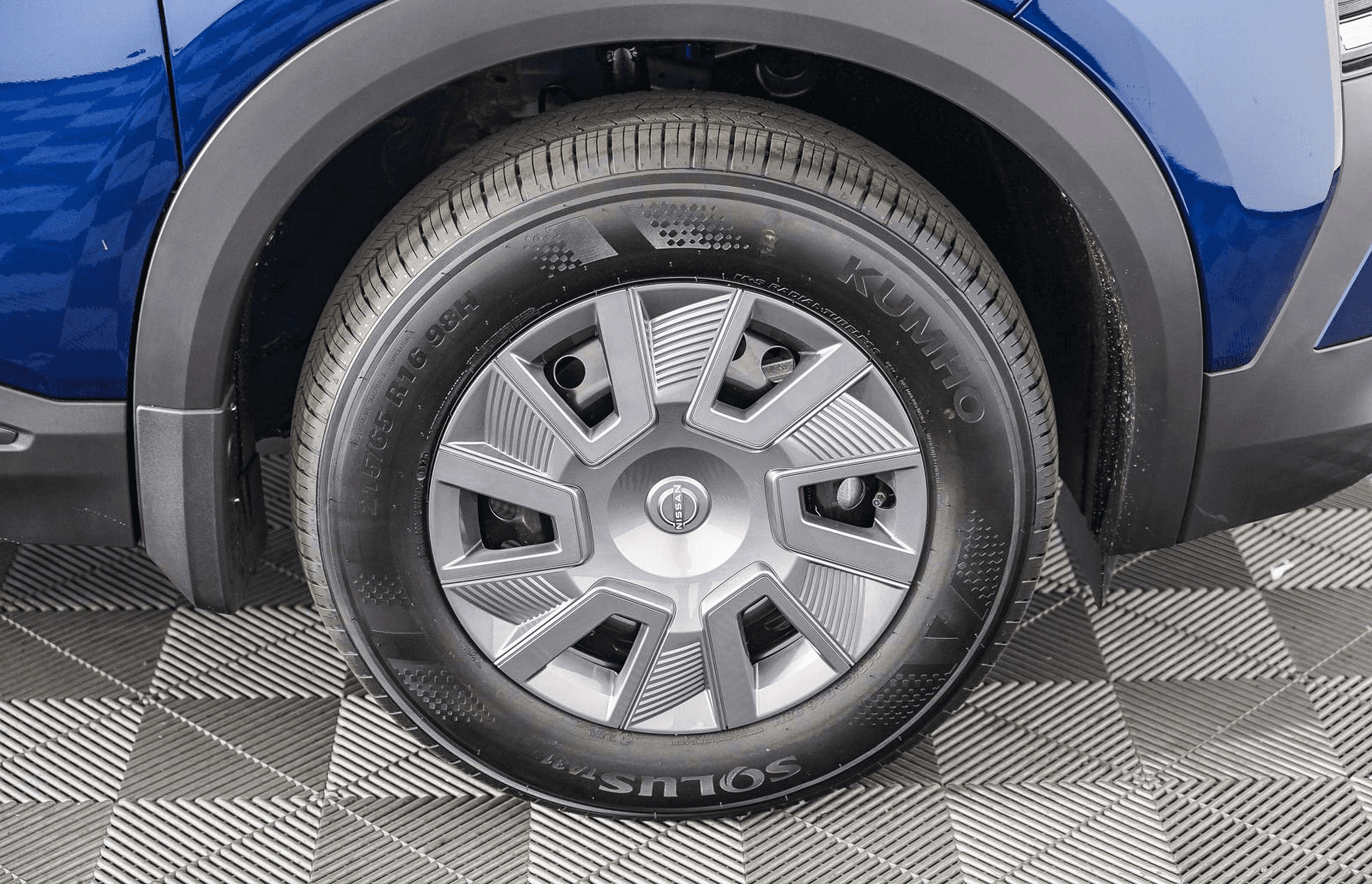 Nissan Kicks S AWD 2025 — side view