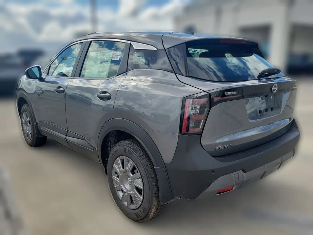 Nissan Kicks S FWD 2026 — side view