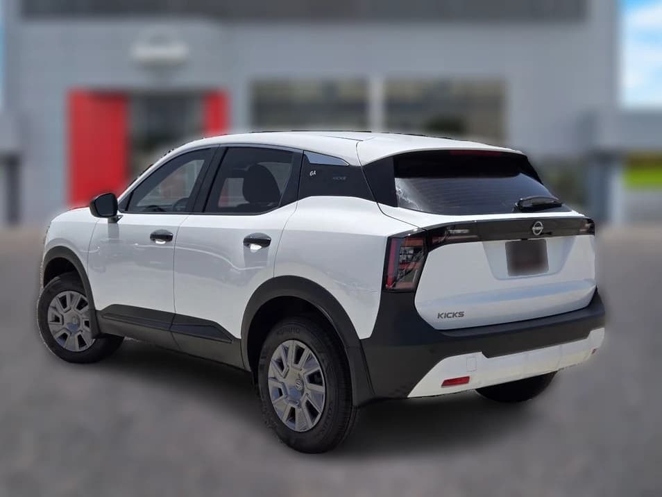 Nissan Kicks S FWD 2027 — side view