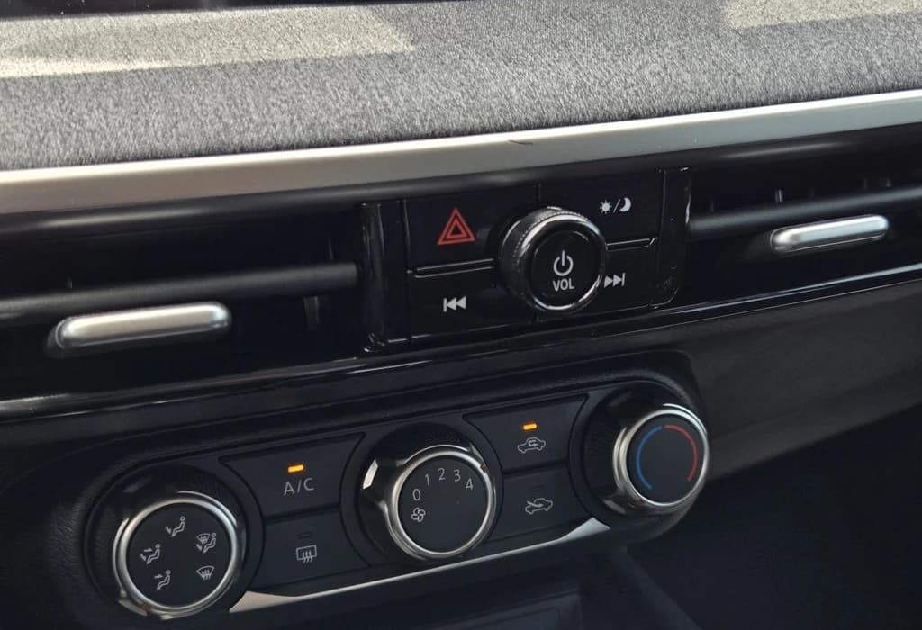 Nissan Kicks S FWD 2027 — side view
