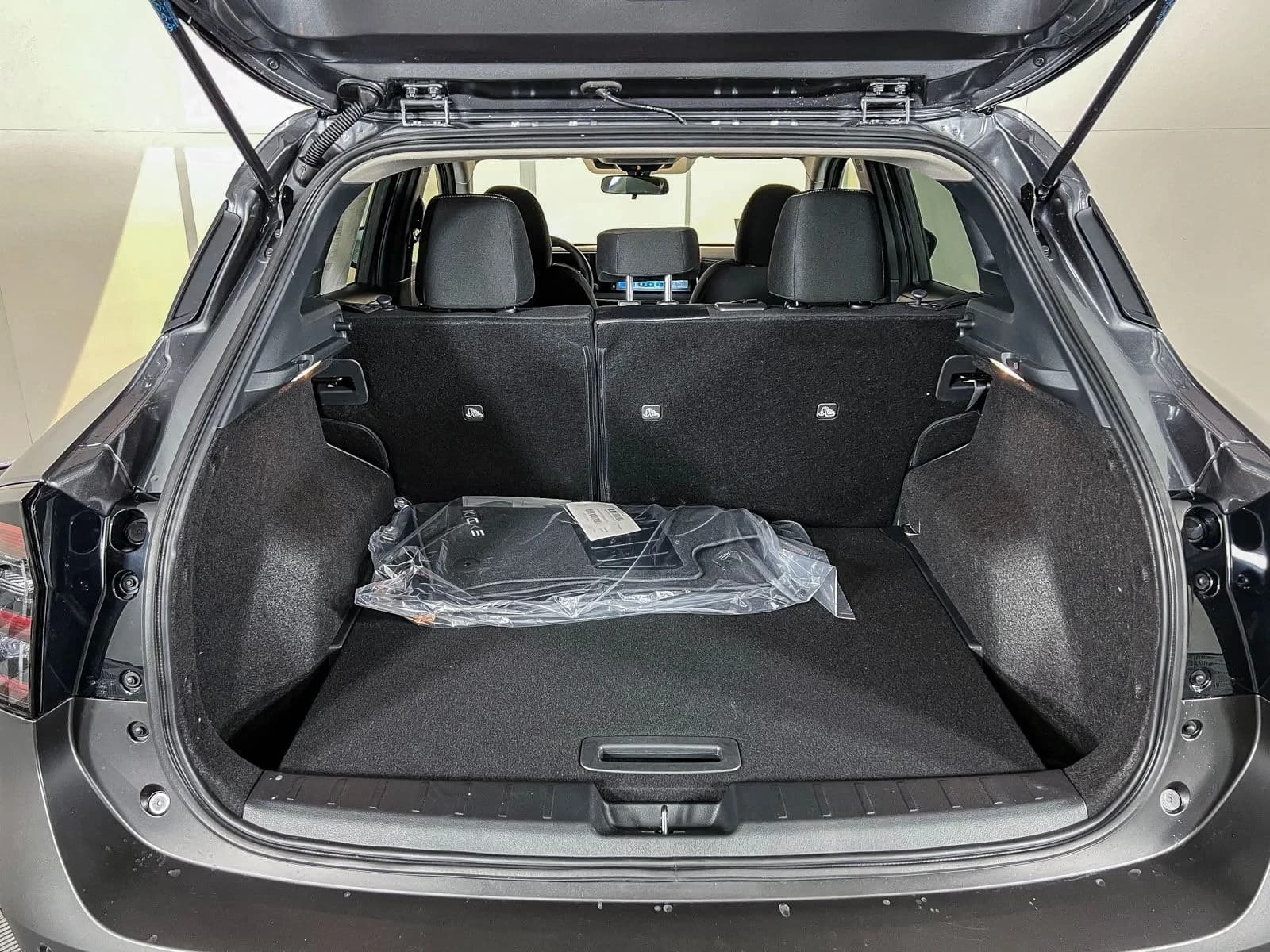 Nissan Kicks SV FWD 2025 — side view