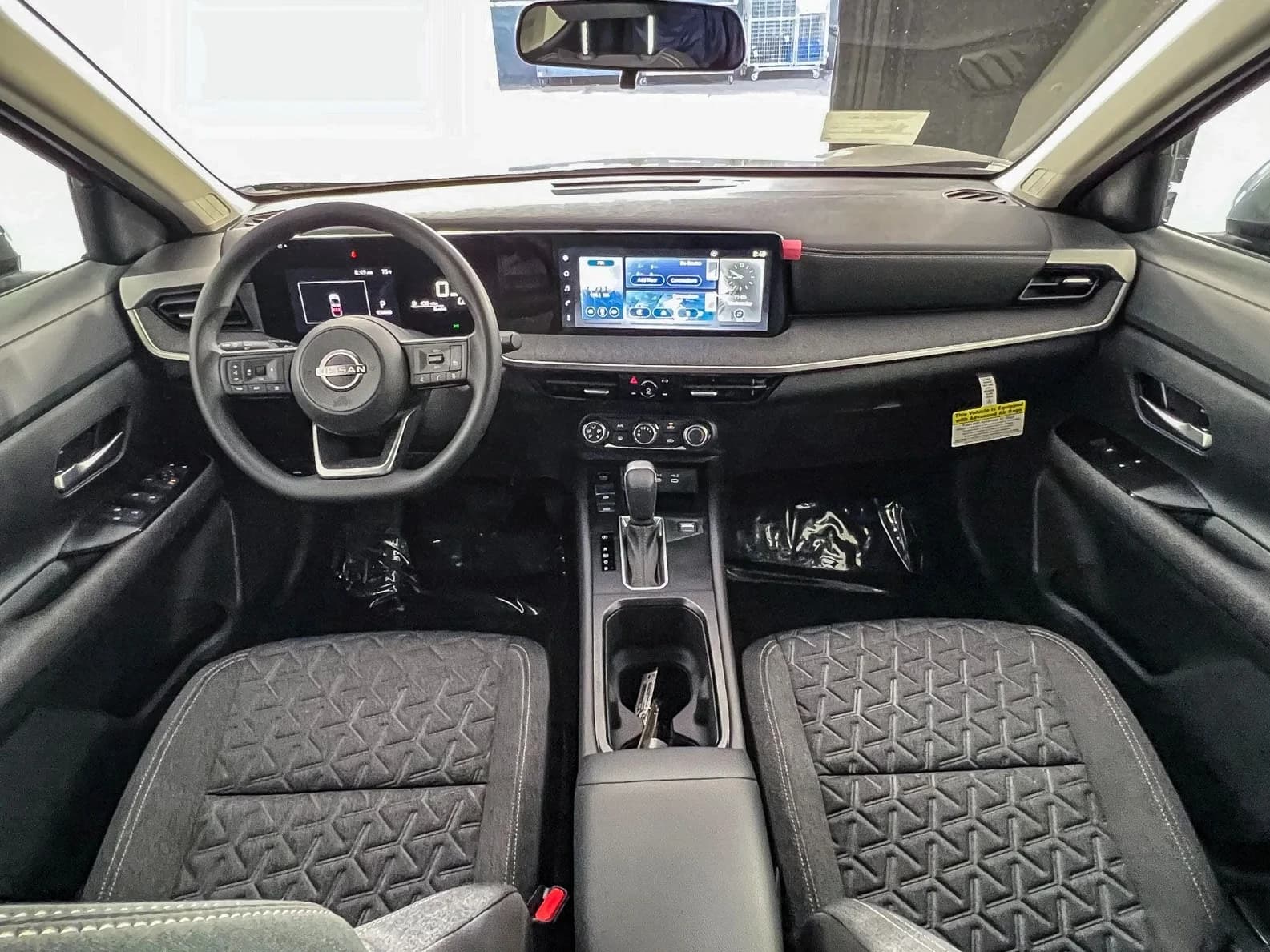 Nissan Kicks SV FWD 2025 — side view