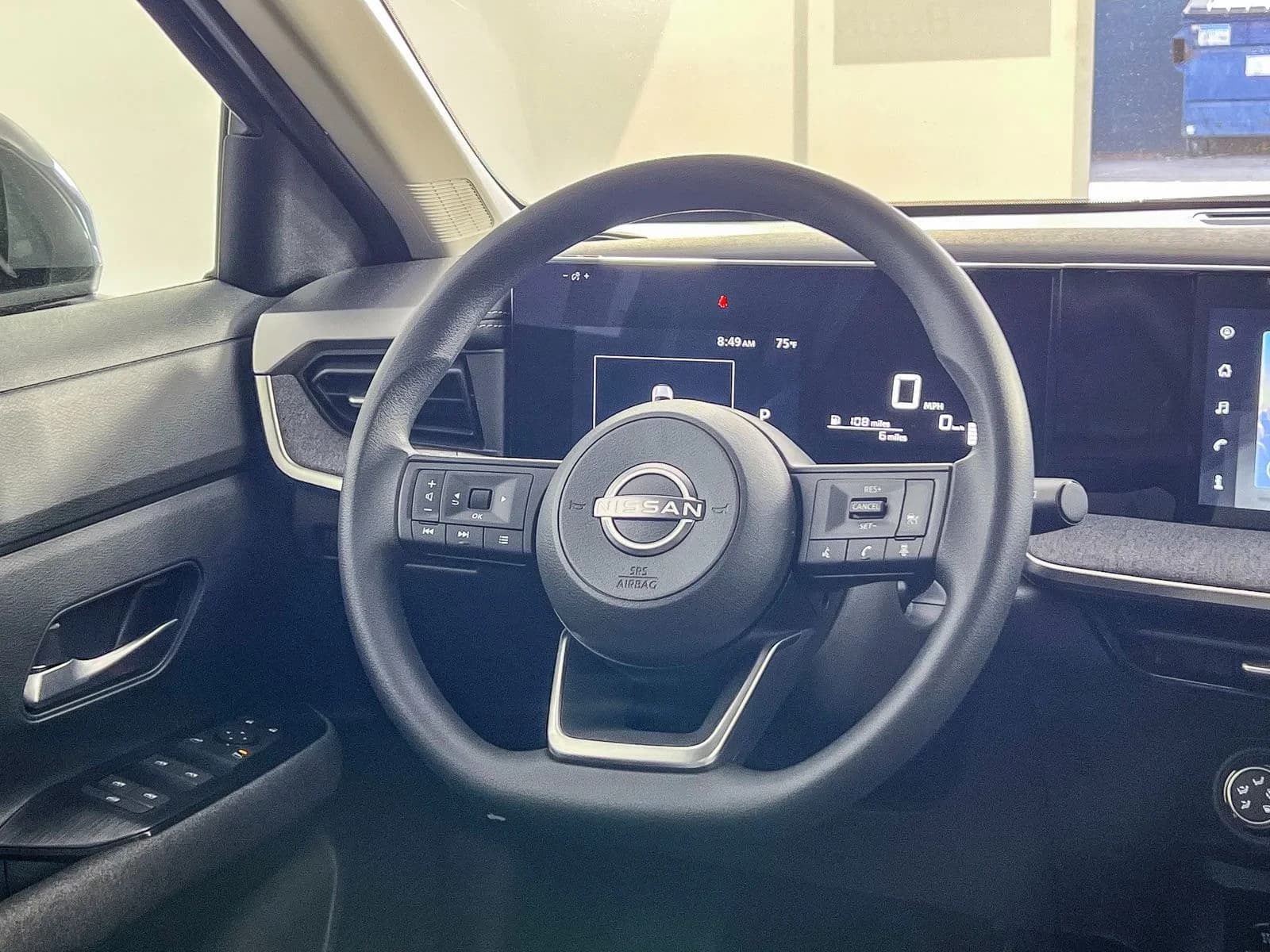 Nissan Kicks SV FWD 2025 — side view