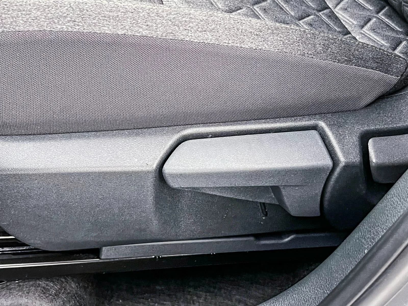 Nissan Kicks SV FWD 2025 — side view
