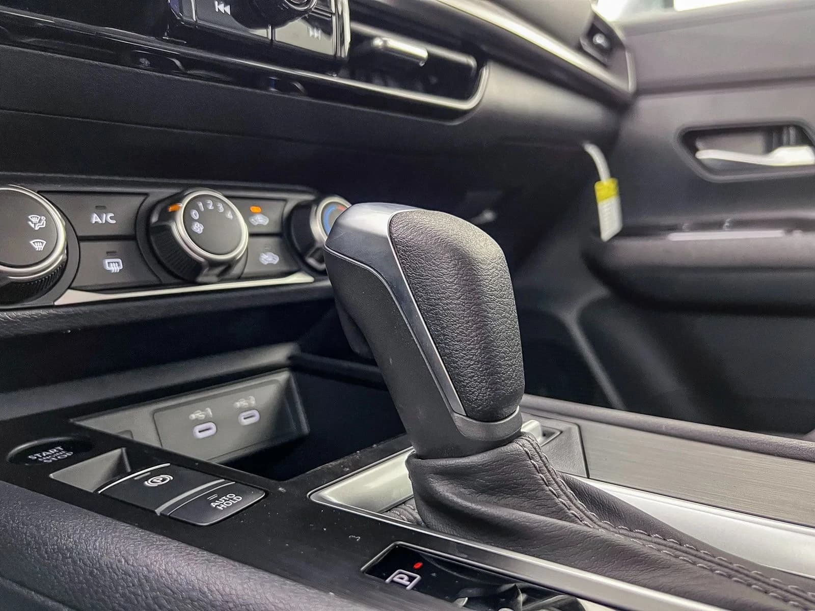 Nissan Kicks SV FWD 2025 — side view