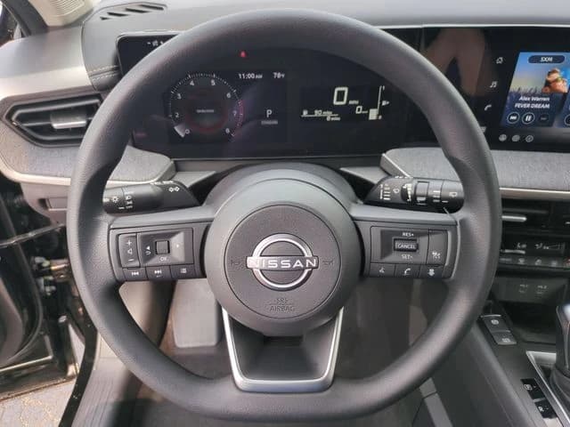 Nissan Kicks SV AWD 2026 — side view