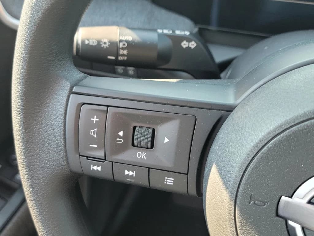 Nissan Kicks SV AWD 2027 — side view