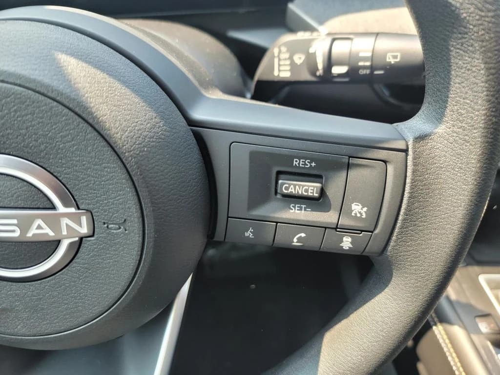 Nissan Kicks SV AWD 2026 — side view