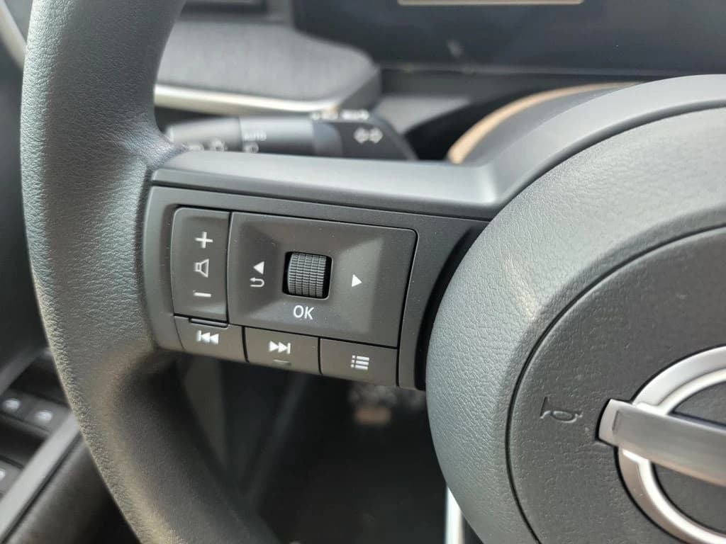Nissan Kicks SV AWD 2026 — side view
