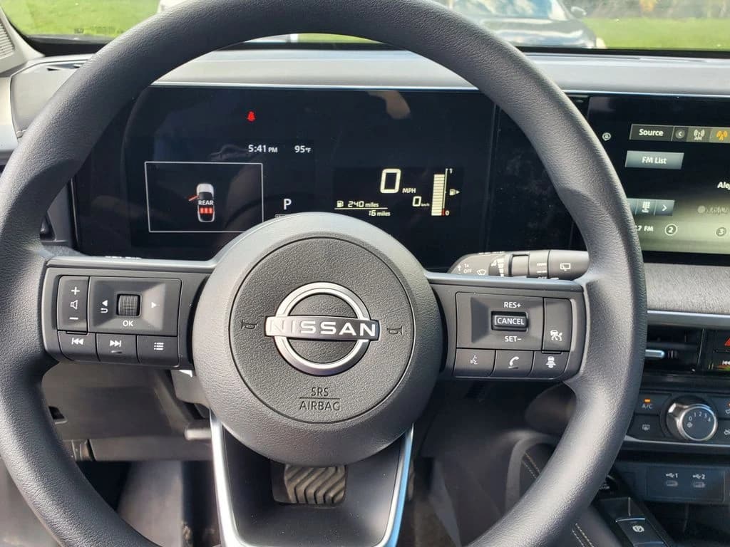Nissan Kicks SV FWD 2026 — side view