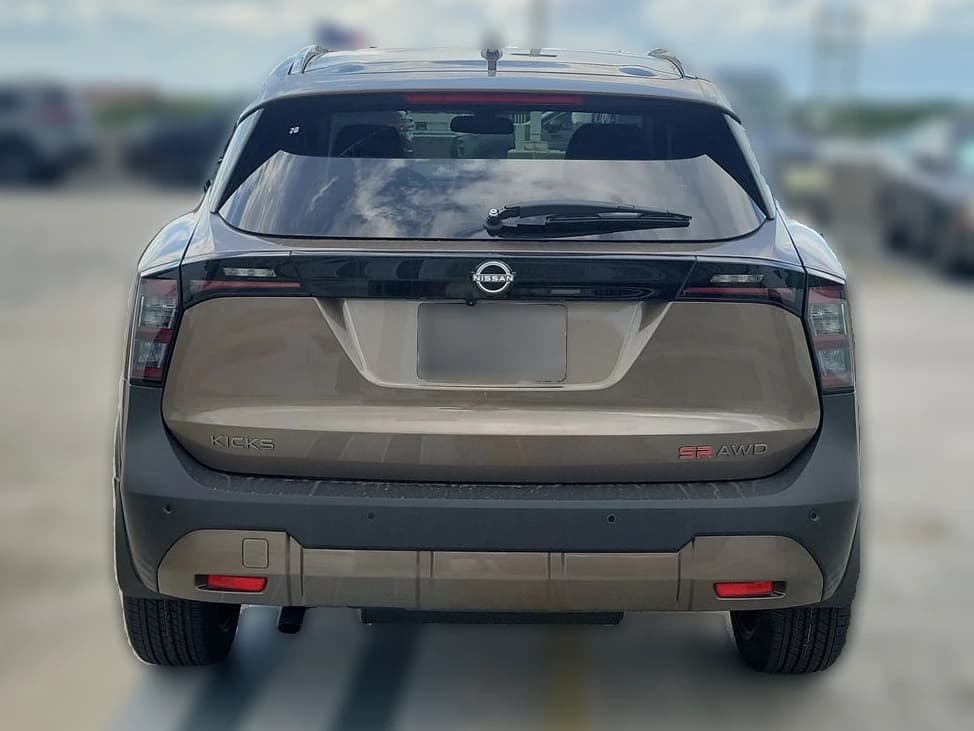 Nissan Kicks SR AWD 2026 — side view