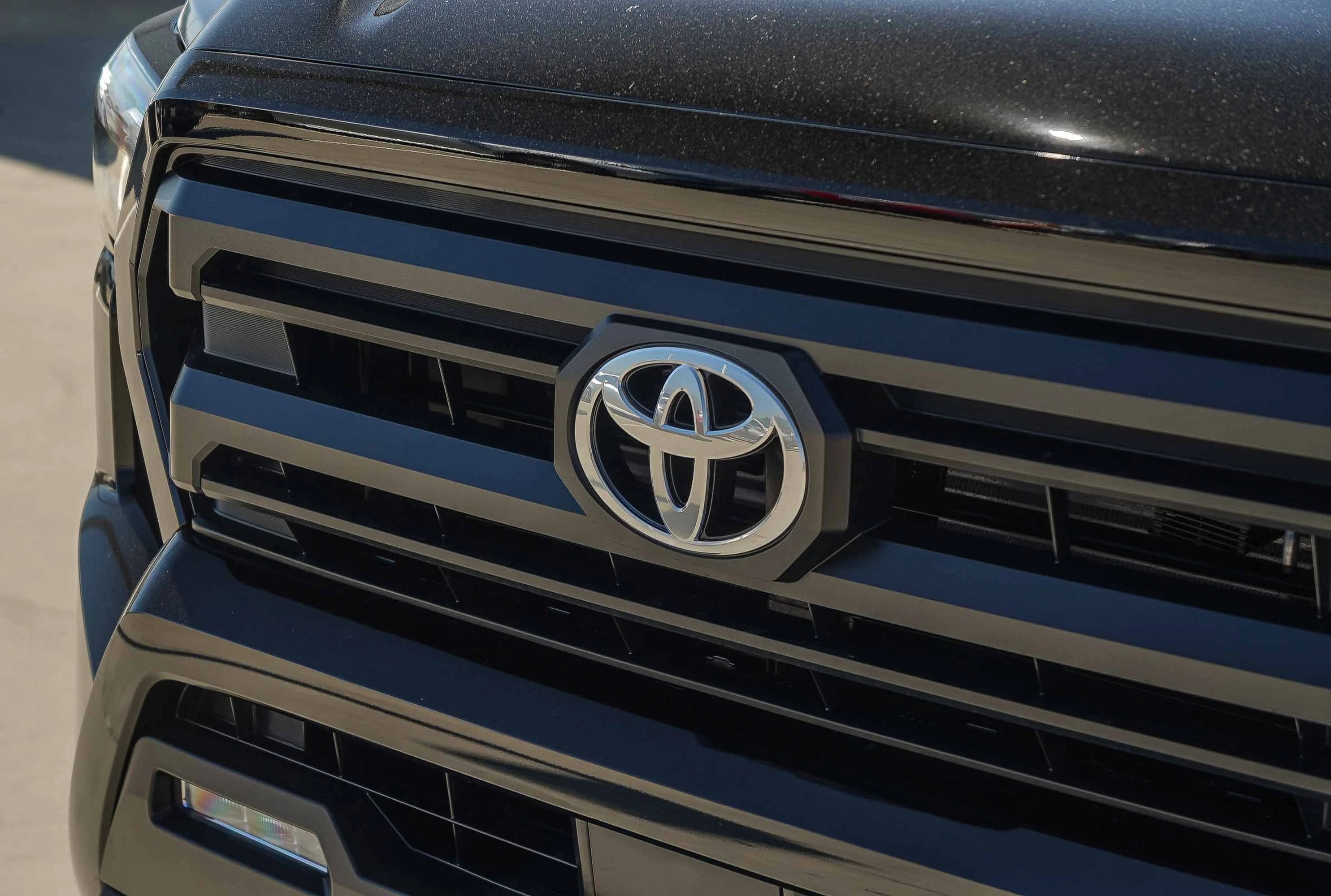 Toyota Tacoma 4WD SR5 Double Cab 5' Bed AT (Natl) 2026 — side view