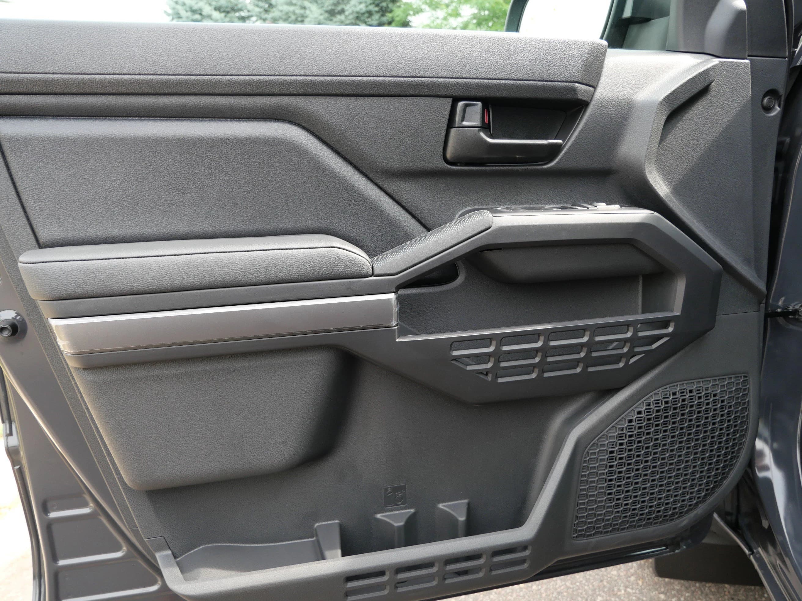 Toyota Tacoma 4WD SR5 Double Cab 5' Bed AT (GS) 2026 — side view