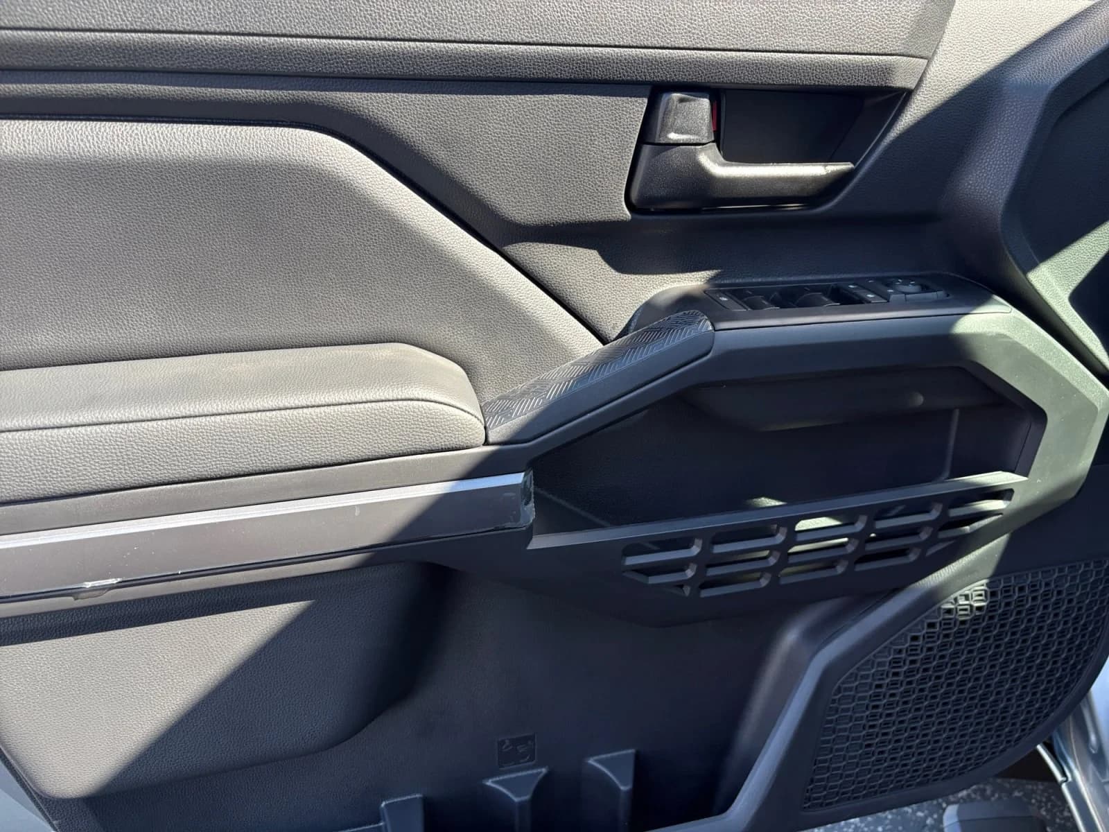 Toyota Tacoma 4WD SR5 Double Cab 5' Bed AT (Natl) 2026 — side view