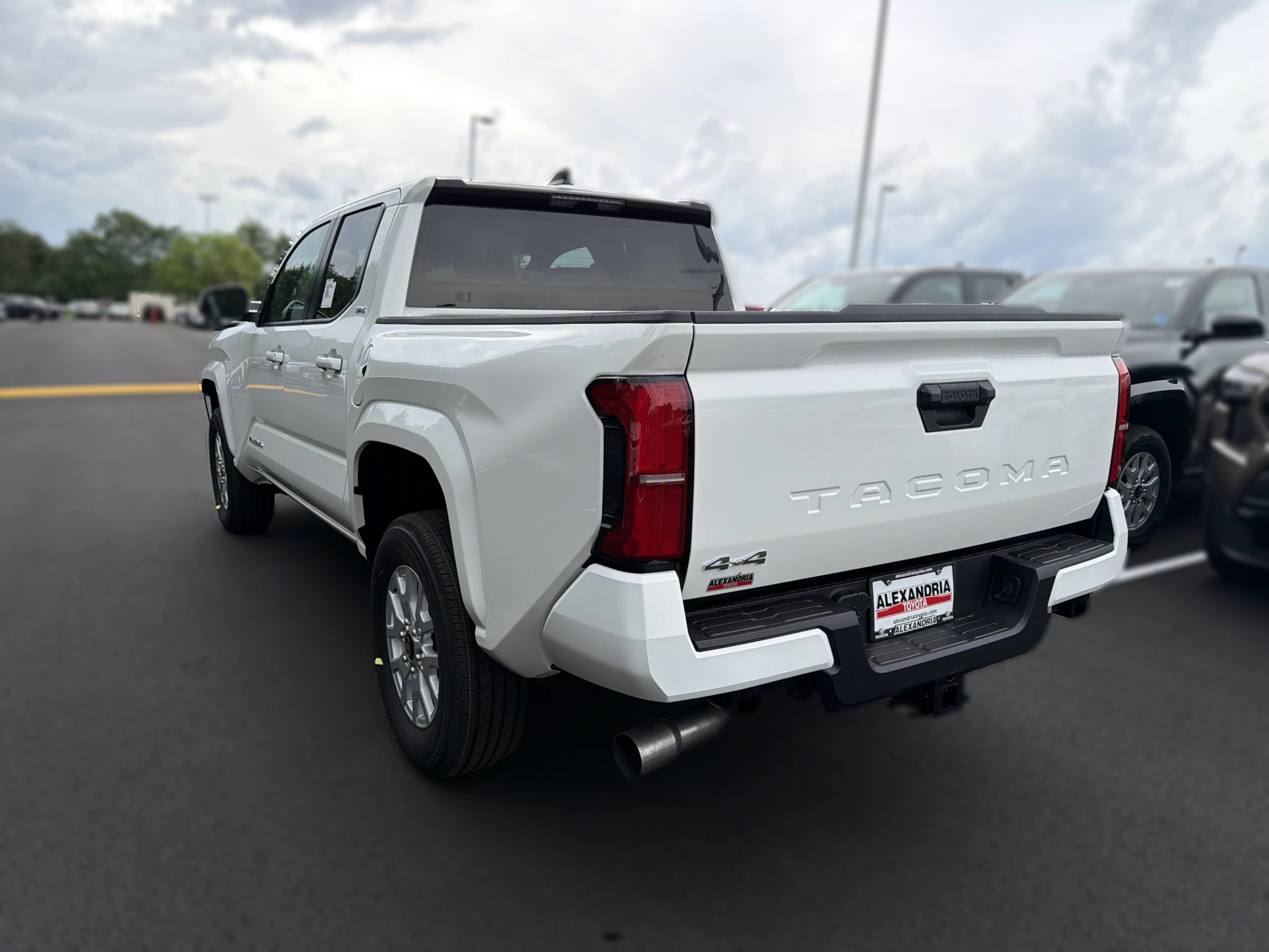 Toyota Tacoma 4WD SR5 Double Cab 5' Bed AT (Natl) 2026 — side view
