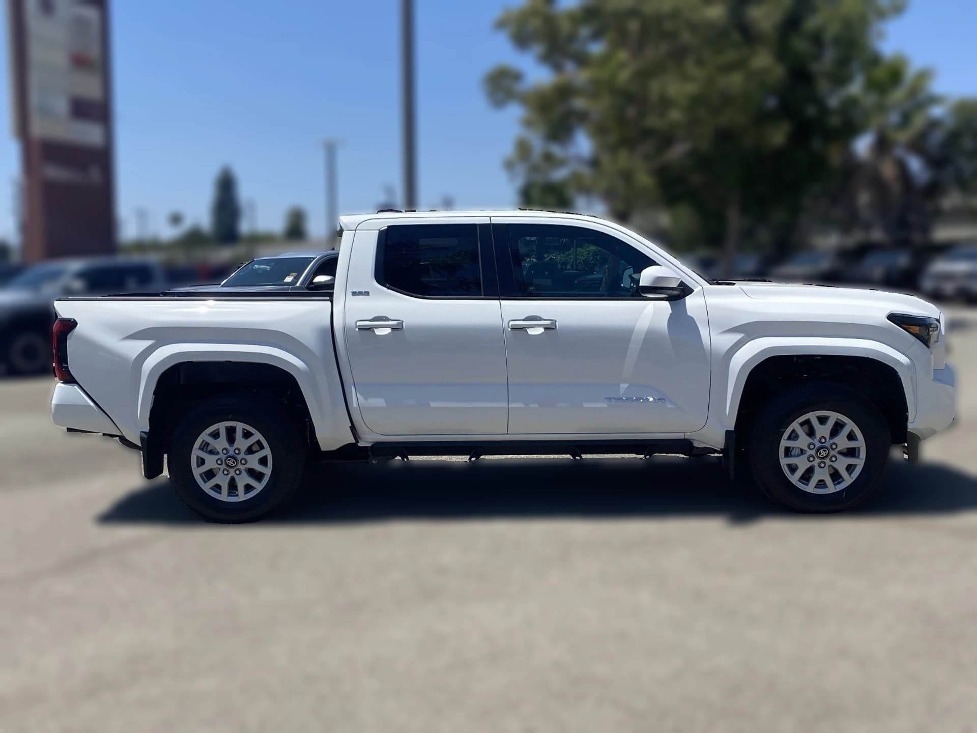 Toyota Tacoma 4WD SR5 Double Cab 5' Bed AT (Natl) 2026 — side view
