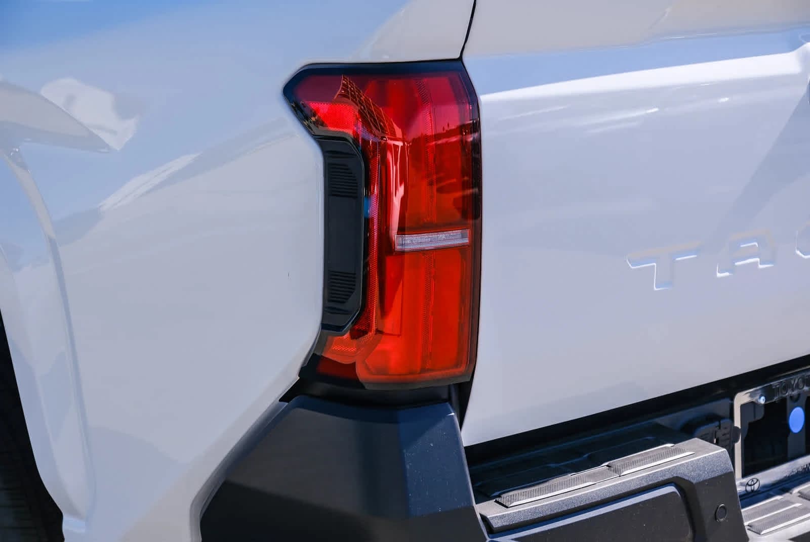 Toyota Tacoma 2WD SR XtraCab 6' Bed AT (Natl) 2026 — side view