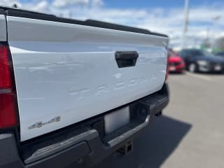 Toyota Tacoma 4WD SR XtraCab 6' Bed AT (Natl)